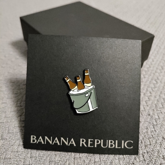 Banana Republic beer bucket enamel pin NWT - Picture 3 of 7